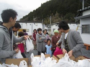 ちまきの配布風景